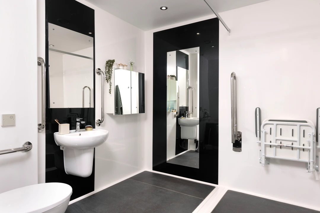 Edinburgh_BurnetPoint_Classic_Accessible_Studio_54068 Burnet Point Edinburgh Bathroom