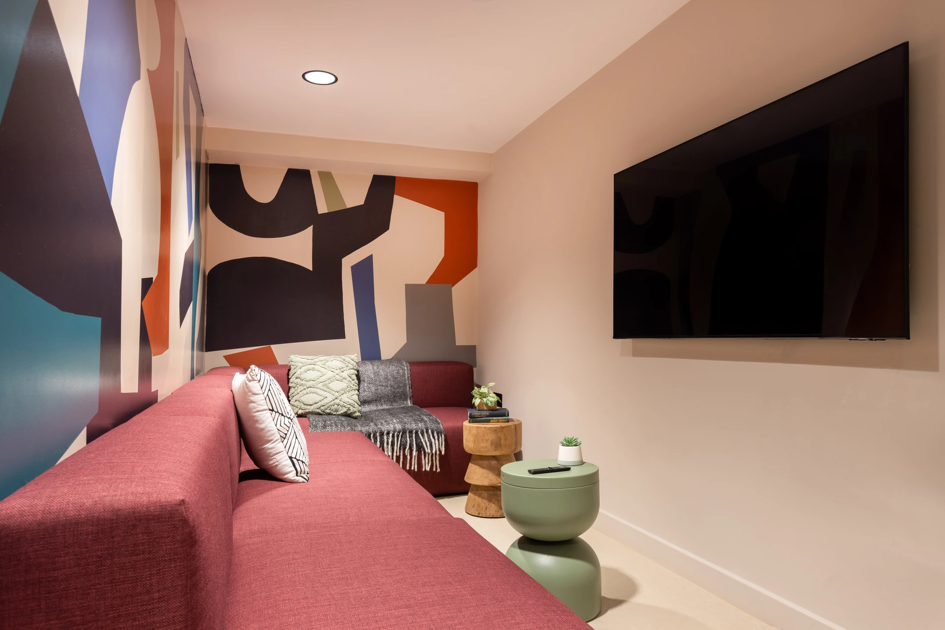 Thurso Street Glasgow TV room