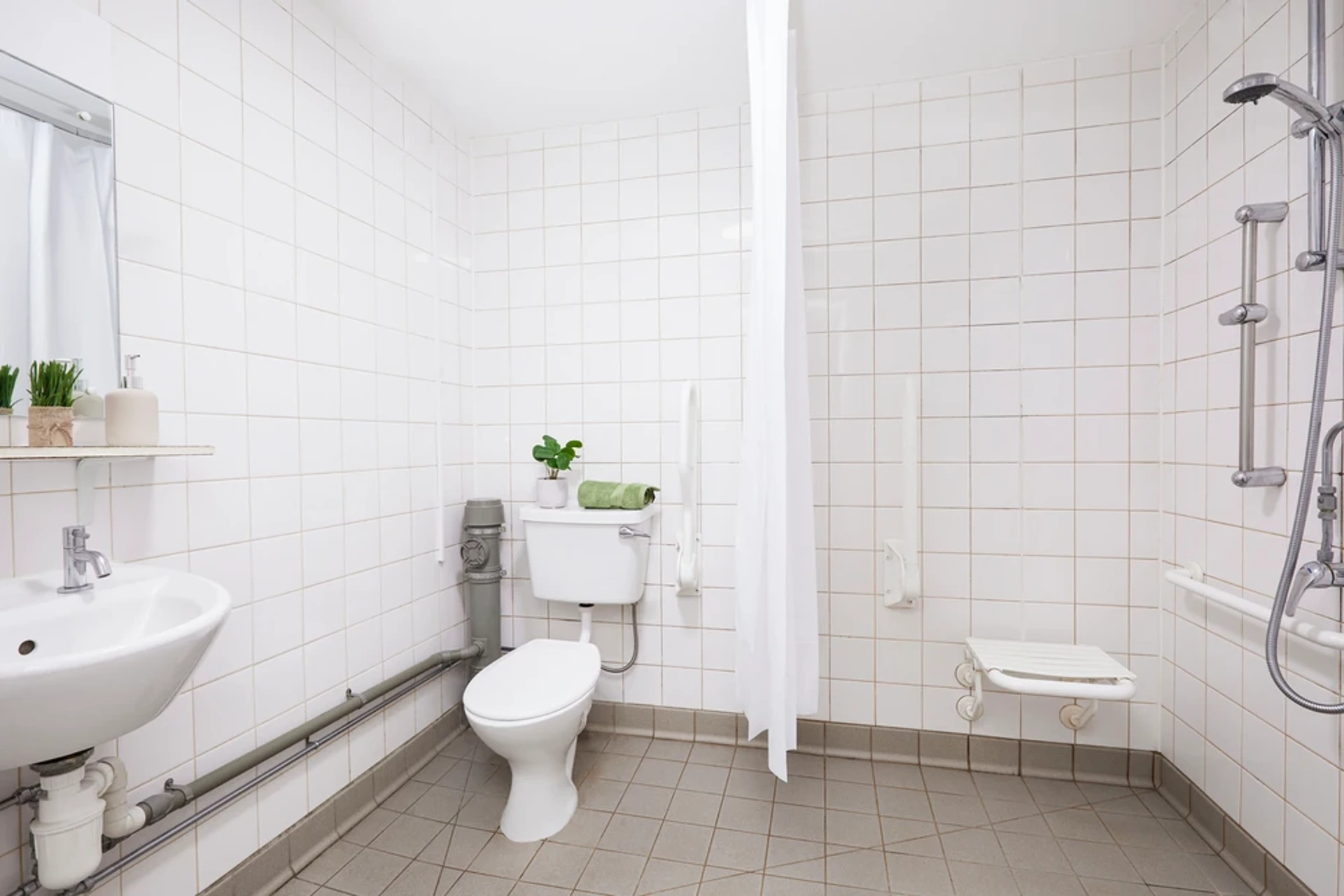 Birmingham_Lakeside_AccessibleEnsuite_03_Bathroom